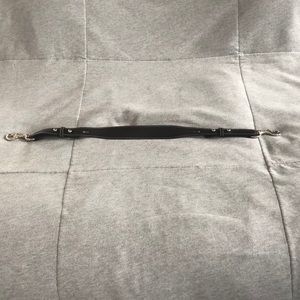 Gucci leather adjustable shoulder strap.